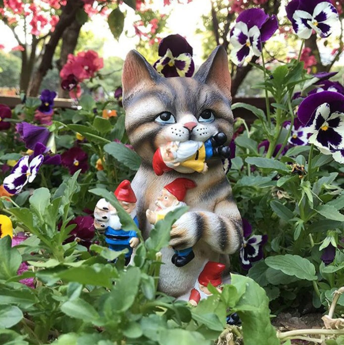 ekofigur Katze spielt mit Gartenzwerge Gartendekoration Gardengnome cat 
