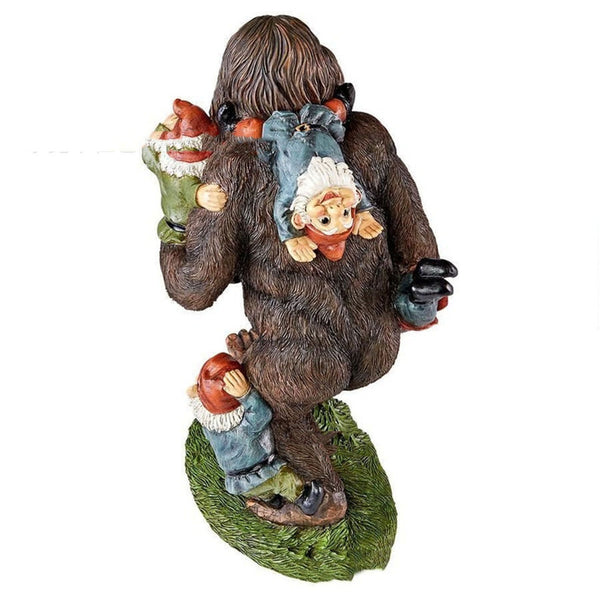 yeti mit gartenzwergen als gartendekoration geschenkidee gardengnome gorilla-figur
