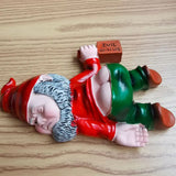 Gartenzwerg „Betrunkener Kalle“ – Liegende Gartenfigur mit Schnapsflasche