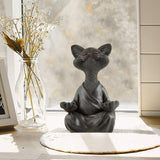 Schwarze Buddha-Katze Dekofigur im meditativen Lotussitz aus Kunstharz vor weißem Hintergrund