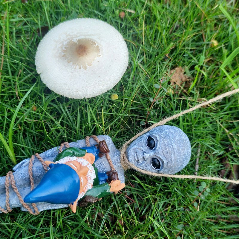 gartenfigur alien gefesselt von gartenzwerg dekofigur lustiges-geschenk