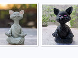 Schwarze Buddha-Katze Dekofigur im meditativen Lotussitz aus Kunstharz vor weißem Hintergrund